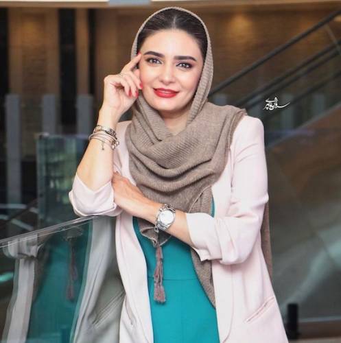 زندگی شخصی لیندا کیانی +لیندا کیانی در آغوش یک مرد جنتلمن در رستوران