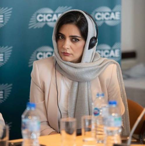 فیلم های سینمایی لیندا کیانی +لیندا کیانی در آغوش یک مرد جنتلمن در رستوران 