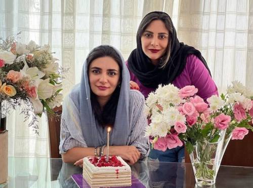 آیا لیندا کیانی ازدواج کرده است؟ +لیندا کیانی در آغوش یک مرد جنتلمن در رستوران