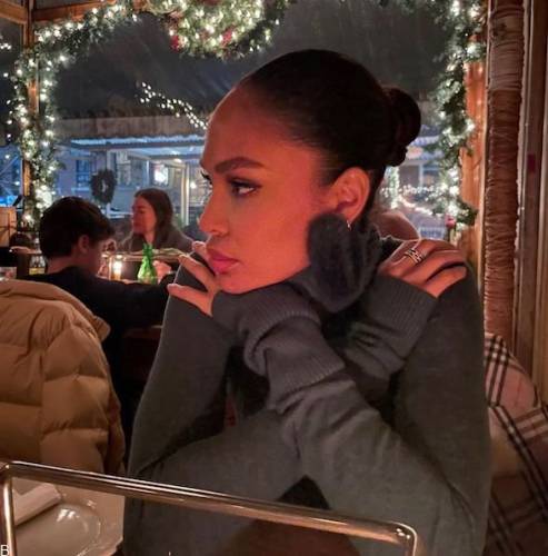 اندازه گیری سن، قد و بدن جوآن اسمالز