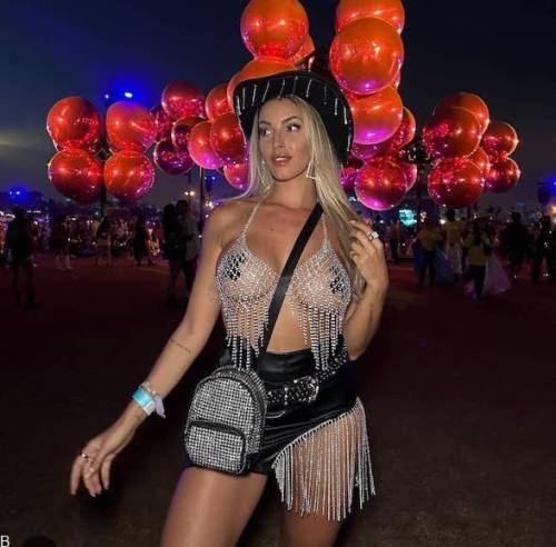 عکس هایی از زنان روسپی در خیابان با لباسهایی نمایان «بدون سانسور»