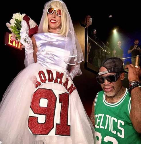 زنی که چهره همسرش را روی باسن خود تاتو کرد!! «+عکس عجیب»