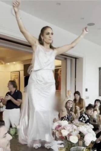 رقص سکسی جنیفر لوپز روی میز رستوران در 54 سالگی «+عکس»