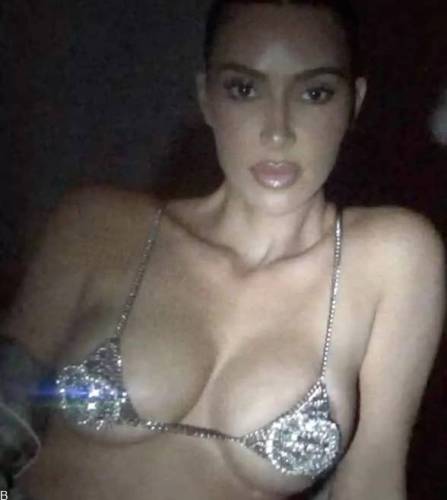 عکس های سکسی با سوتین و شرت کیم کارداشیان 