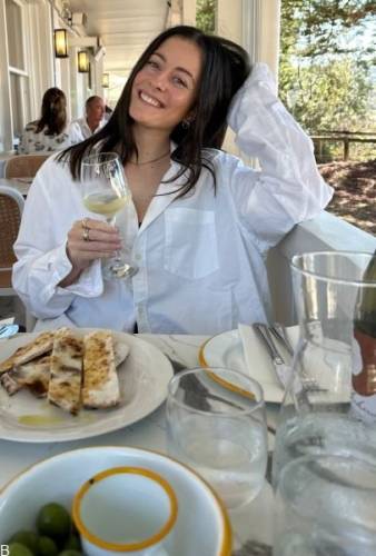 زنی که با خودش رابطه جنسی برقرار میکند! «+عکس»