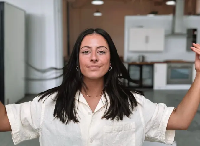 زنی که با خودش رابطه جنسی برقرار میکند! (+عکس)