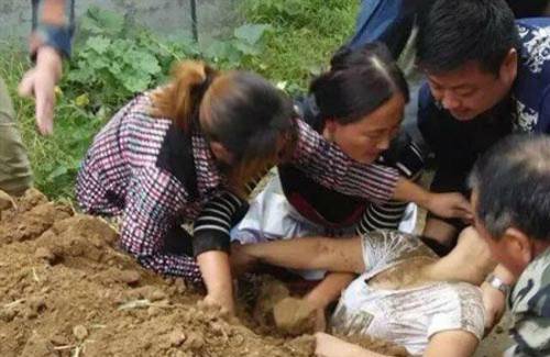 به گور کردن زن بیوه آداب عجیب مردمان قبلیه ای در تایلند «+عکس»