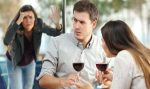 مچ گیری زنی که مردی را در حال خیانت در هواپیما لو داد!! (+عکس)