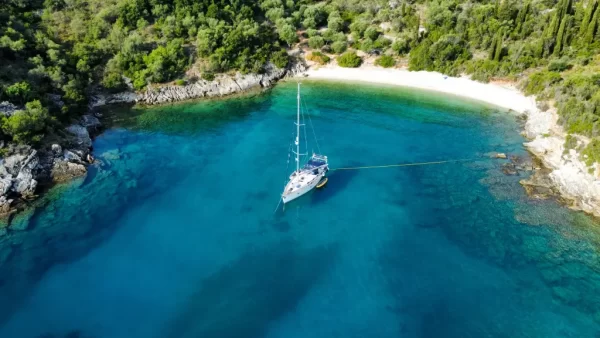 زن و مردی که بر روی کشتی زندگی میکنند  